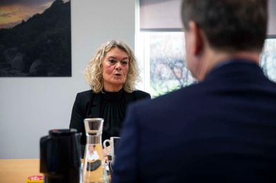Gitte Nørgaard, chef for hjemmepleje og sygepleje, kunne fortælle finansminister Nicolai Wammen (S), at Herning Kommune har taget hul på den helhedspleje, som regeringen vil indføre med en ny lov.