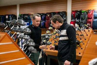 Jacob Klavsen (t.v.) og Mark Lørup er klar til at guide kunderne mod det rigtige udstyr og den rette beklædning hos Golfexperten på Engdahlsvej.