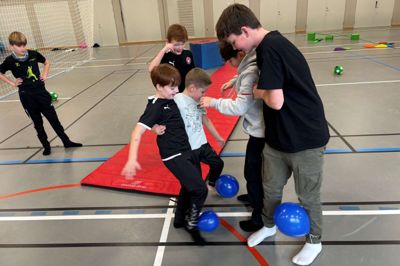Ballondans ved Støtteforeningen Sinding-Ørre Midtpunkts Turbodag. Hvem kan smadre flest af modstandernes balloner? Det foregår to og to for at gøre det sværere.