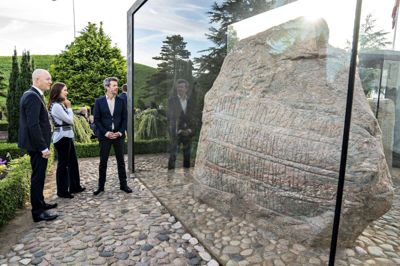 I 2021 besøgte det daværende kronprinspar Jelling og så blandt andet nærmere på Jellingestenene. I 900-tallet regerede et stærkt dynasti med kong Gorm og dronning Thyra herfra. Foto: Henning Bagger/Ritzau Scanpix