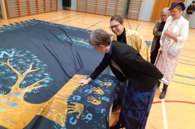 Borgmester Dorte West (V) satte som den sidste sit gyldne håndtryk på Lundgårdskolens nye bagtæppe. Mette Østergaard hjalp til, mens Anna Støtrup så på sammen med Diana Dybkjær, der i dagens anledning gav den som Hendes Majestæt og holdt tale for børnene.