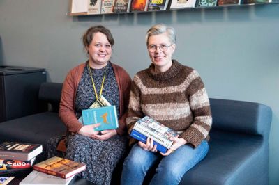 Liselotte Skovgaard Dremstrup (t.v.) og Karen Smith-Andersen udgør to af de tre formidlere på holdet bag »Årets bøger 2023« hos Herning Bibliotekerne. Det tredje medlem Hanne Riis Nielsen var ikke på arbejde, da Folkebladet lagde vejen forbi biblioteket.