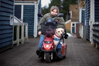 Før Ronja fik servicehund, kunne hun ligge dybt deprimeret i sin seng det meste af dagen. - Nu skal jeg ud, uanset om jeg har det forfærdeligt og ikke engang kan overskue at børste tænder, for Zoe skal luftes. Jeg har stadig dage, hvor det er svært at komme ud, men lige så snart vi kommer afsted, er det jo dejligt, fortæller Ronja, der ofte er ude på timelange ture i lokalområdet med Zoe og minicrosseren, hvis vejret tillader til det.