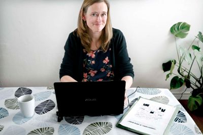 Pernille Ayoe Lindberg og hendes far skriver én teaterforestilling om året - det er primært børneteater. I øjeblikket skriver de dog på et stykke for seniorer.