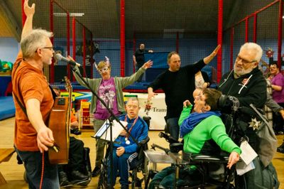 Casper Rækjær underholdt med sin guitar og fik både folk til at synge med og ud på dansegulvet ved årets Nytårsfestival for borgere med særlige behov.