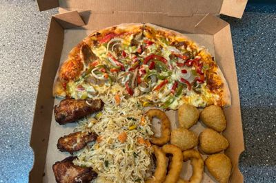 Billedet er et godt eksempel på de mix bokse, som Mix to Eat på Sjællandsgade tilbyder med blandt andet pizza, hotwings og stegte ris.