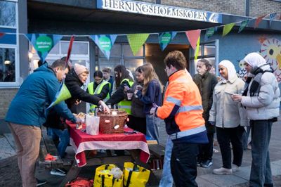 Der blev serveret boller og varm chokolade til alle de skolepatruljer, som kunne møde op, da Herningsholmskolen fejrede, at det er 75 år siden, at den første skolepatrulje blev indført i Danmark.