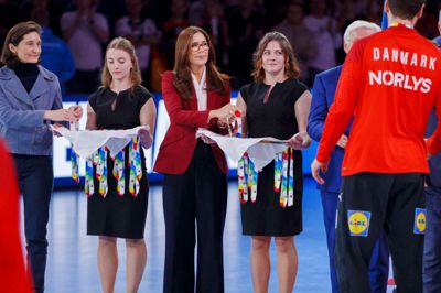 Dronning Mary overrakte medaljer efter finalen, da VM i herrehåndbold sluttede i søndags.