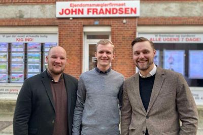 Det første år er gået over al forventning for ejendomsmæglerfirmaet John Frandsen i Vildbjerg, og så har daglig leder Mickey Møller (t.v.) og Phillip Thusing (t.h.) nu fået en tredje mand ind. Det er Mads Rande Nielsen (i midten), der lige er begyndt som trainee.