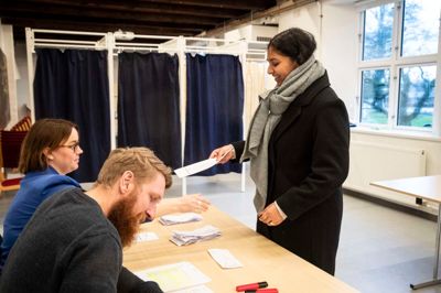 Det var næsten som et rigtigt valg, da 174 elever fra Lundgårdskolen satte deres krydser ved Skolevalg 2024. Deres lærere Maja Korsholm og Mads Bertelsen var valgtilforordnede og kontrollerede elevernes valgkort og uddelte stemmesedlen.