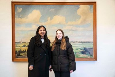 Swetha Mahendran og til højre Mathilde Bay Pedersen er blevet klogere på politik med Skolevalg 2024. De satte deres kryds omkring midten af det politiske spektrum.