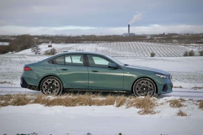 BMW i5 er en af de mange elbilmodeller, som kan købes med få tusinde kilometer på tælleren med meget store besparelser. De let brugte elbiler kommer typisk fra udlandet. Morten B. Bek/Ritzau Scanpix
