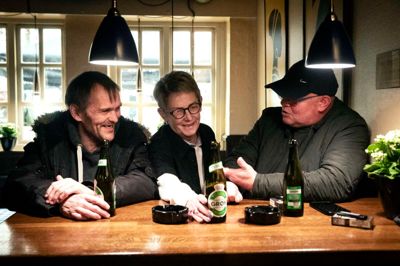 Tommy Bjerre Nielsen (t.v.) og Frank Holgersen får en tørstslukker og en sludder med Margit Blæsbjerg på Gadespejlet, hvor der altid er plads og tid til en god snak, lidt venskabeligt drilleri og en sjov bemærkning.