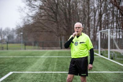 For 60 år siden fik Vagn Mikkelsen sit certifikat som fodbolddommer. Han er klar til endnu en sæson efter at have dømt flere end 3200 kampe og dømmer blandt andet til Vildbjerg Cup i år.