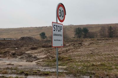 De 1904 ton jord fra Nordic Waste syner ikke af meget ved miljøanlægget AFLD mellem Fasterholt og Arnborg. Både Miljøstyrelsen og Herning Kommune var tirsdag på pladsen og indhente prøver fra den forurenede jord.