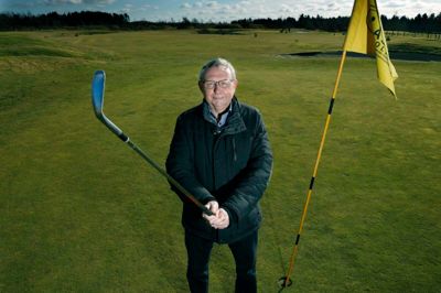 Kristian Hansen, formand for Åskov Golfklub, har et mundheld inden for golfsporten, som lyder: Husk heldet følger ofte den, der træner og dygtiggør sig. Han håber, at medlemmerne vil gøre brug den nye træner. - Det er for medlemmernes skyld, at vi ansætter en ny træner, siger han.
