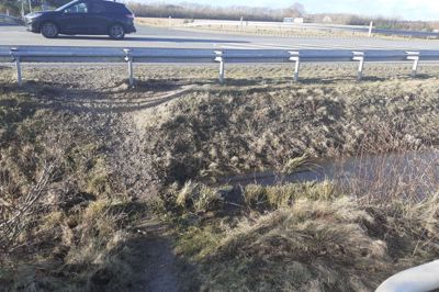 Genvejen fra Sunds ud til kommuneplantagen er flittigt brugt. Brugerne har lavet deres egen trampesti op til omfarsvejen ved Linåvej.