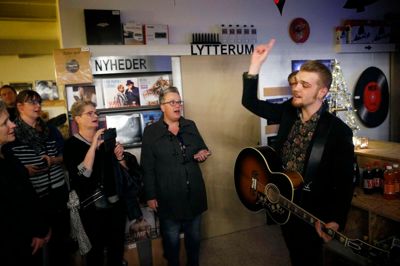 Jacob Dinesen gav for nogle år siden intimkoncert i pladeforretningen Phono.dk i forbindelse med en pladeudgivelse.