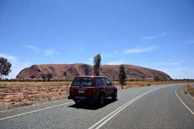 Et roadtrip i Australien vil nok for de fleste inkludere ikoniske Uluru, der ligger fem timers kørsel fra Alice Springs nogenlunde midt i landet. Foto: Ritzau Scanpix