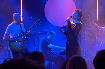 Forsanger Lo Ersare - med kunstnernavnet Lucky Lo - stillede med fuldt hold til koncerten i Herning. Bandet består ud over hende selv af en guitarist, trommeslager, bassist og keyboardspiller. Foto: Brian Kjær Andersen