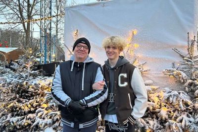 Christoffer Nielsen og hans far, Bjarne Nielsen, er her fotograferet en uge inden fyrværkeriulykken, som har kostet den unge mand hørelsen på det venstre øre. Foto: privatfoto