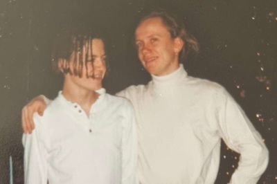 Det kom som et kæmpe chok, da lillebror Kenneth Fløe (t.v.) på en ferie til Gran Canaria fik et opkald om, at storebroren Brian Fløe pludselig var død. Tabet fik Kenneth Fløe til at tage til både Berlin og Aarhus, hvor han i selskab med Brians venner fik både grinet og grædt og gradvist fik bearbejdet sorgen. Her ses brødrene, som altid havde været meget tætte, på et ungdomsfoto.