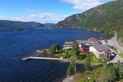 Revsnes Hotel har en perfekt beliggenhed lige ved Byglandsfjorden med den skønneste udsigt.