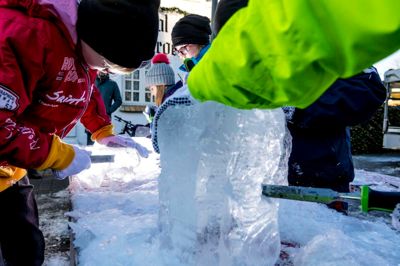 Børn kan forsøge sig som isskulptører på mandag, når Ice Team kigger forbi Torvet i Herning med masser af isblokke og redskaber til at forme isen rigtigt.