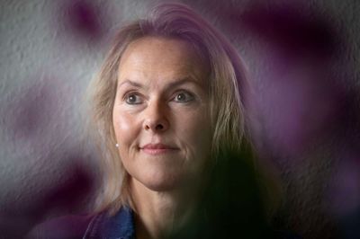 Datteren læste i Aalborg, og Lisa Hein Ruggaard boede alene med sin søn i Silkeborg, da hun fik lyst til at trække stikket for en periode og rejse ud og opleve verden. - Jeg tænkte: Nu har jeg to voksne børn. Hvad kan jeg så godt tænke mig at gøre i den tid, der kommer? Siden har hun været afsted på adskillige længere rejser. Hun får råd til at rejse ved at spare og lægge en tredjedel af sin løn til side. - Nogle vil mene, at man lider afsavn, når man sparer så meget op, og at det må være surt og træls. Men det er en vanesag, konstaterer hun.