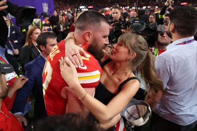Travis Kelce og Taylor Swift er det hotte par i kendisland lige nu, og nogle sammenligner opmærksomheden med den, der var om Victoria og David Beckham. Foto: AFP