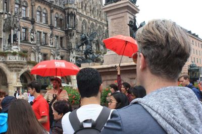 Man mødes som regel til byvandringen på en central plads, hvor man kan genkende guiderne på enten paraplyer eller T-shirts. Her er der foran rådhuset i München. Foto: Jacob Jensen/Ritzau Scanpix