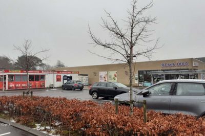 Rema 1000 i Sunds kunne godt bruge flere parkeringspladser. En mulighed er, at købmanden køber den lukkede grillbar og fjerner den.