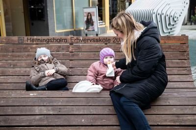 Catherina Rokkjær havde taget sine børn, Anne (t.v.) og Sofie med til pandekagedag i midtbyen.