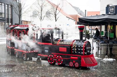 Herning Cityforening har fået sat reflekser og lys på toget, der har fået navnet Cityekspressen. Der er høj belægning på toget, hver gang det kører rundt i midtbyen.