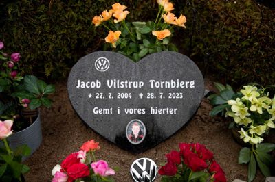 Jacob Vilstrup Tornbjerg ligger nu på kirkegården i Them. Her er ofte friske blomster og lys. Dem sætter hans mor og hans venner, som jævnligt er oppe og se til ham.
