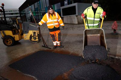 Sådan så det ud for to år siden, da et par ansatte fra Herning Kommunes driftsafdeling var i gang med at lappe huller i asfalten herinde midt i Herning ved DGI Huset.