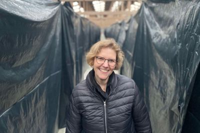 Uhyggen vender tilbage i minkhallen på Skjernvej i Ørnhøj, hvor det er de unge FDF'ere, der har stået for oppyntningen. Kredsleder Majbrit Plougmann glæder sig.