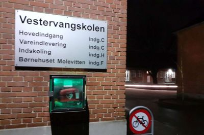 Skadeservice og Dansk Industri gør skolen ren i weekenden, ligesom ventilationsanlægget bliver renset. Mandag morgen skal der så tages nye prøver.