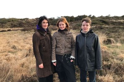 Clara Ravnkilde Heilmann (t.v.), Ulrika Hamborg Kristiansen og Gertrud Damgaard (t.h.) oplevede stor imødekommenhed, da de interviewede lokale om deres forhold til heden.