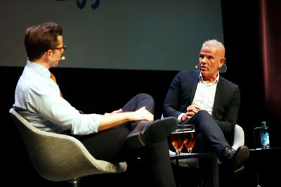 Lars Findsen var den hemmelige gæst, da partileder Alex Vanopslagh (LA) gæstede Herning med showet »Alex & Ansvaret«.