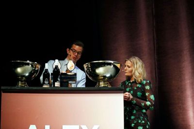 Alex Vanopslagh serverede kolde fadøl for aftenes gæster. Her følger Anna Libak processen nøje.