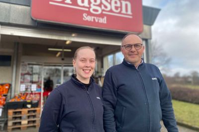 Ledertrainee Line Grauting væddede med sin chef, Brian Domdal, om, hvorvidt butikken kunne nå at sælge næsten 1000 pakker smør i løbet af tre dage. Det var lige ved at lykkes. Det er sådanne initiativer, der blandt andet skal til, hvis Dagli' Brugsen i Sørvad skal have held med at bestå - også i fremtiden, mener Brian Domdal.
