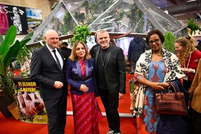 <em id="emphasis">Fra venstre ses administrerende direktør i MCH A/S Georg Sørensen, den indiske ambassadør i Danmark, Pooja Kapur, journalist og TV-vært Hans Pilgaard og Ugandas ambassadør i Danmark, H.E. Margaret M. Otteskov. Foto: MCH/Lars Møller.</em>