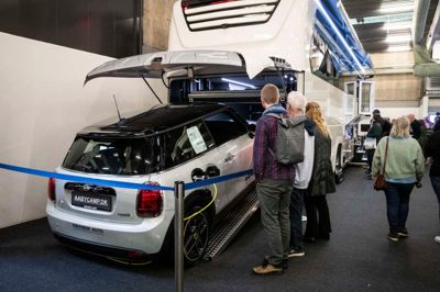 Den gigantiske autocamper fylder lige så meget som en bus. Men så er det jo smart, at der er plads til en lille bil bagi, så man stadig kan komme nemt rundt på ferien.