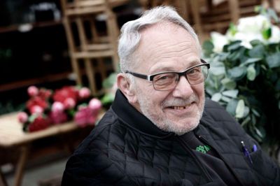Aage Gildams farfar boede på Amager. Han hed Jensen til efternavn. Det gjorde underboen også, og han var nysgerrig, så når postbudet af til gik forkert, blev Aages farfar sur, og det endte med, at han købte efternavnet Gildam. - Aage Ingolf Gildam hedder jeg. Det er rart med et mellemnavn, for amerikanerne kan ikke sige Aage. Men de kan godt sige Ingolf.