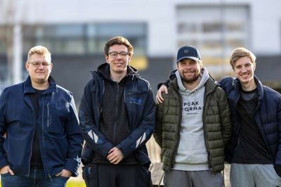 Et hold elektrikere har bestået deres svendeprøve på Herningsholm Erhvervsskole & Gymnasier: Jens Dissing Poulsen, Høj El & Automation ApS, Ejstrupholm; Jonas Ulriksen, A/S Knud Knudsen, Ikast; Kris Korreborg Rasmussen, Elinstallatøren v/ Poul Grysbæk Madsen, Rødkærsbro og Patrick Viller Nielsen, Hammerum El A/S, Herning.