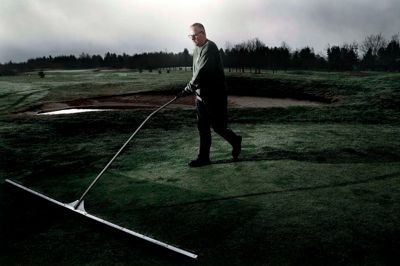 Morten Christensen er tiltrådt som chefgreenkeeper, inden sæsonen for alvor er begyndt. Jobbet handler ikke blot om at slå græs, men også om jordbundsforhold og at feje duggen væk fra banerne med en kæmpe svaberkost.
