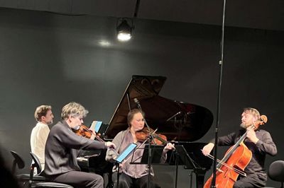 Franske toner fyldte Hearts koncertsal, hvor violinisten Nicolas Dautricourt oplyste, at salen efter hans opfattelse besad den bedste akustik af de fire koncertsale, som ensemblet havde besøgt med »Breve fra Frankrig«. Så var det da godt, at det var her, at DR havde besluttet sig for en optagelse. Man kan opleve et genhør af koncerten mandag på DR P2. Foto: Ensemble Midtvest