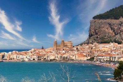 Cefalù på Sicilien er en charmerende kystby med gyldne sandstrande, en imponerende normannisk katedral og en idyllisk gammel bydel fyldt med smalle, brostensbelagte gader.