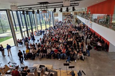 Herning Gymnasium havde fredag ryddet skoleskemaet til fordel for oplæg og paneldebat om seksualitet. I anledning af den såkaldte Fodboldtrøjefredag havde mange valgt at trække i fodboldtrøjen for at støtte kampen mod børnekræft.